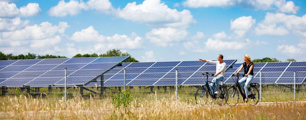 Zonnepanelen en mensen op de fiets